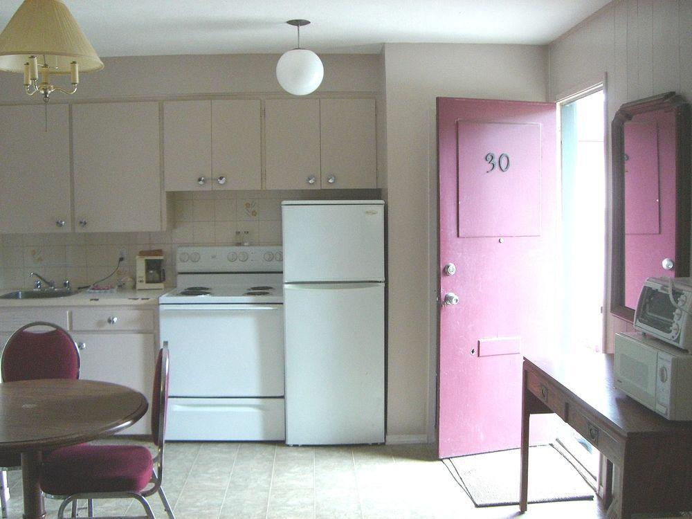 פורט אלברני A-1 Alberni Inn מראה חיצוני תמונה