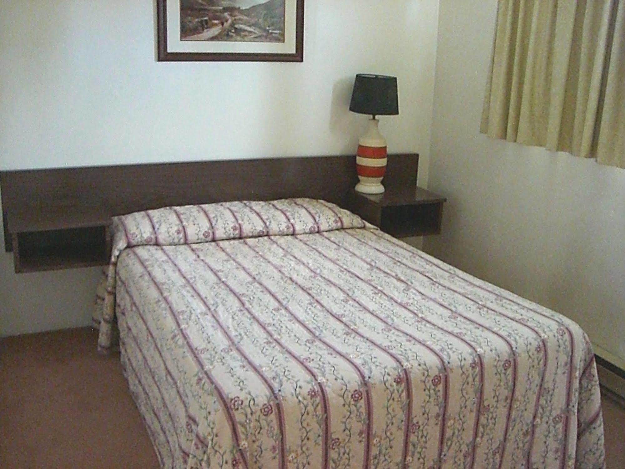 פורט אלברני A-1 Alberni Inn מראה חיצוני תמונה
